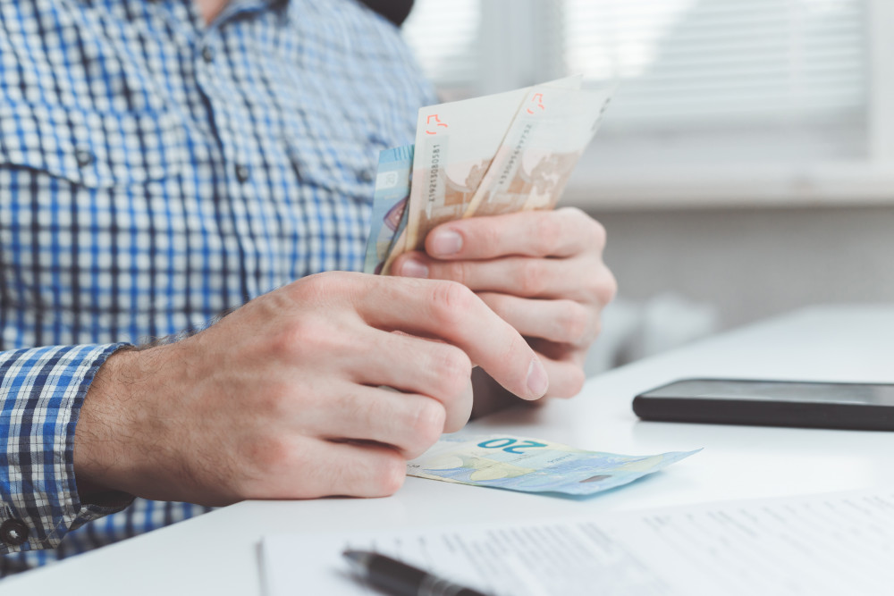 Comment économiser avec un salaire brut de 2500 euros net : les clés pour optimiser son budget