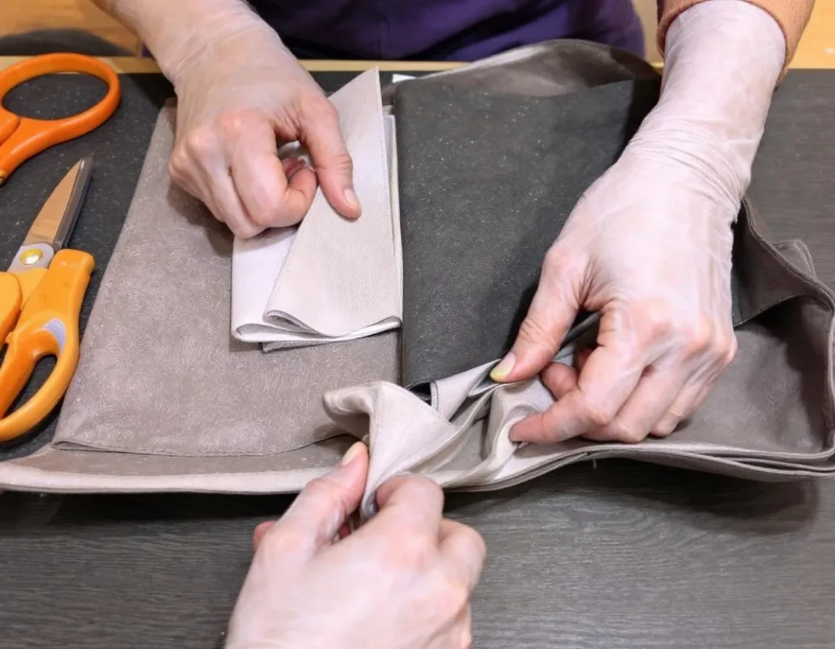 Créer un sac bandoulière en cuir avec des matériaux recyclés